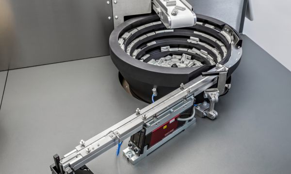 Vereinzelung mit Rütteltopf in Montageanlage – esmo automation
