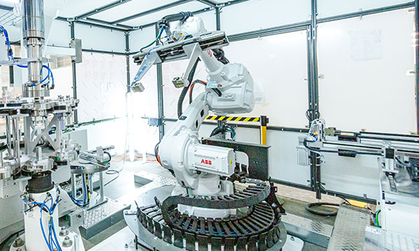 Automatisierte Fertigungslösung – esmo automation Produktionsanlagen